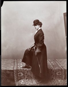 イラストレーターマルコム・シュトラウスのスタジオでポーズをとる女性モデル、1895年頃（銀ゼラチンプリント）